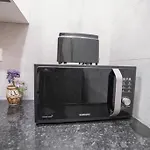 Homlee-Basement Flat With Kitchen In Saket, South Delhi
